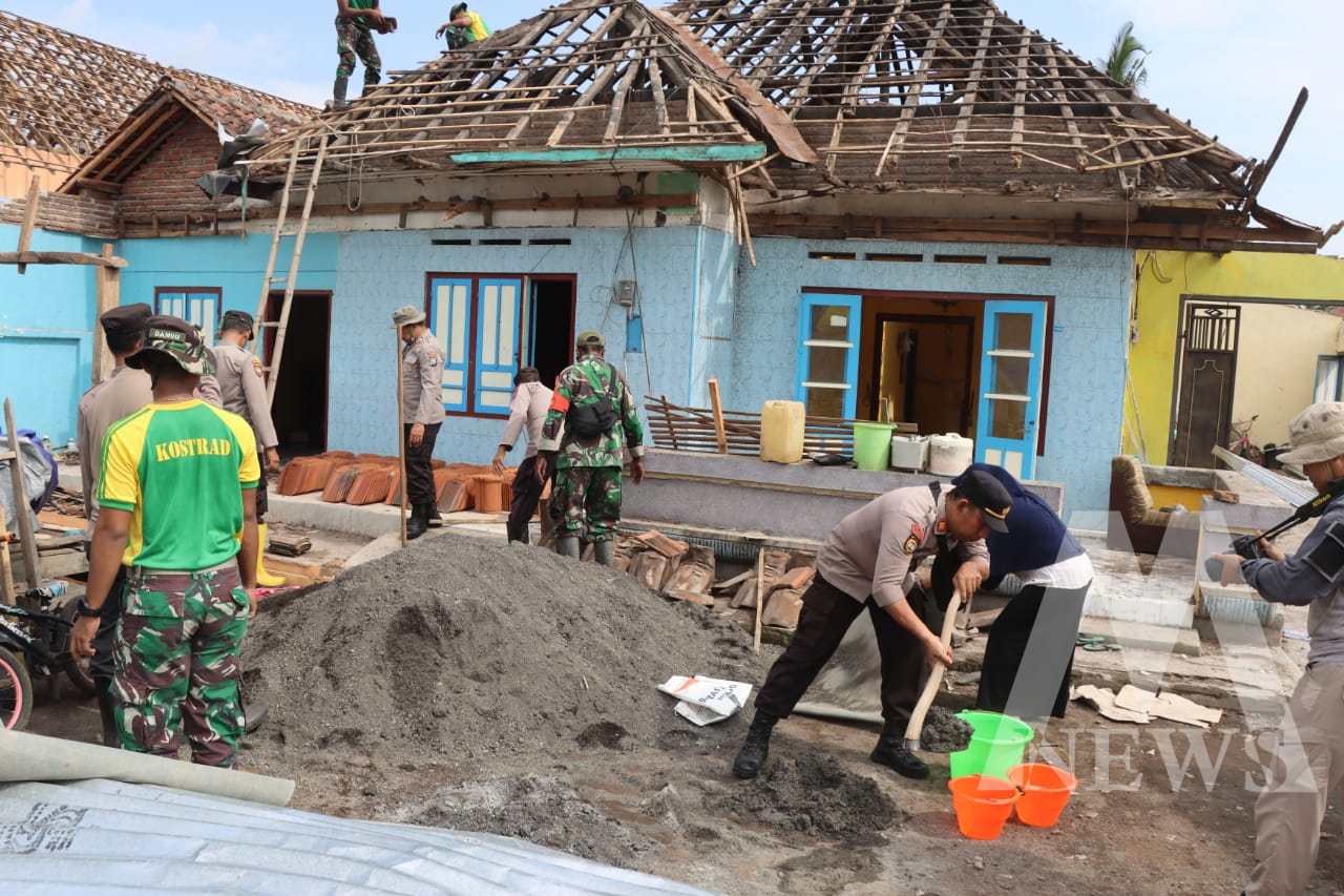 Anggota TNI Polri bantu warga yang rumahnya terdampak puting beliung