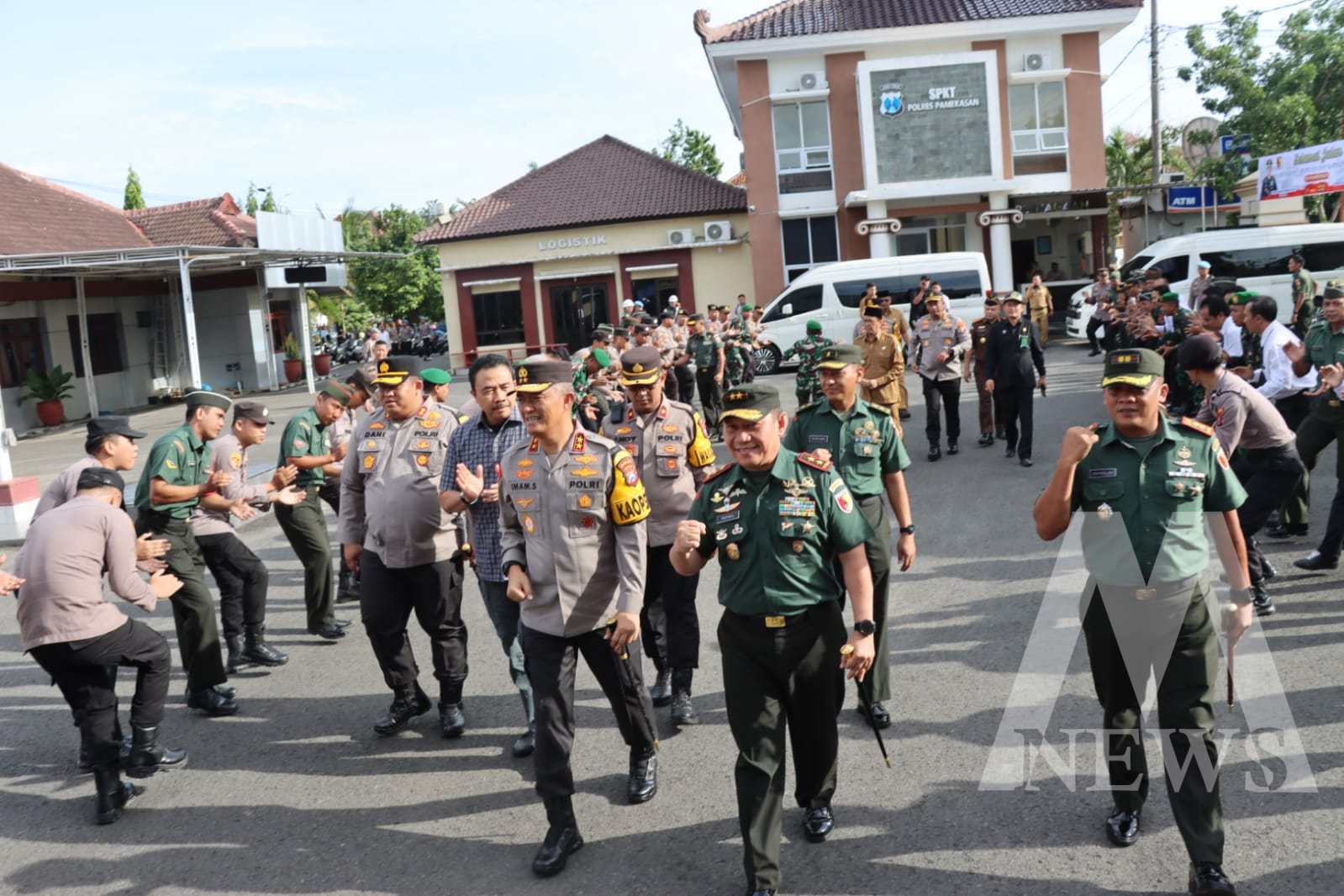 Kapolda Jatim Irjen Pol Drs. Imam Sugianto bersama Pangdam V Brawijaya Mayjend TNI Rafael Granada Baay kunjungi Polres Pamekasan