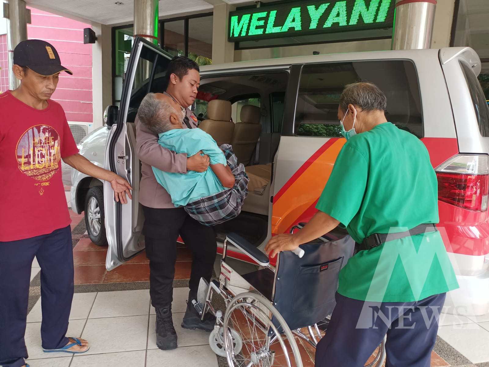 Anggota Polres Nganjuk dampingi pengobatan Mbah Iksan ke RSUD Nganjuk