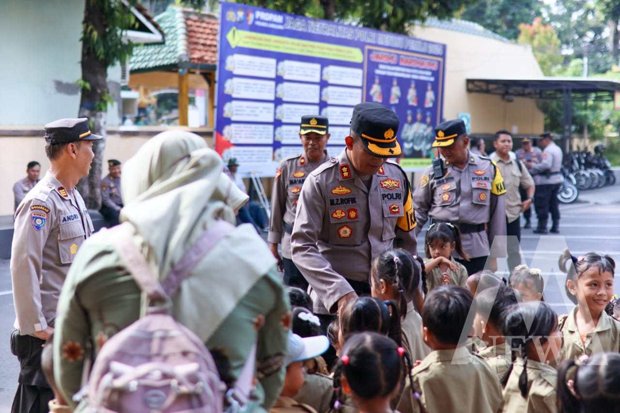 Kapolres Lumajang AKBP Zainur Rofik bersama anak-anak