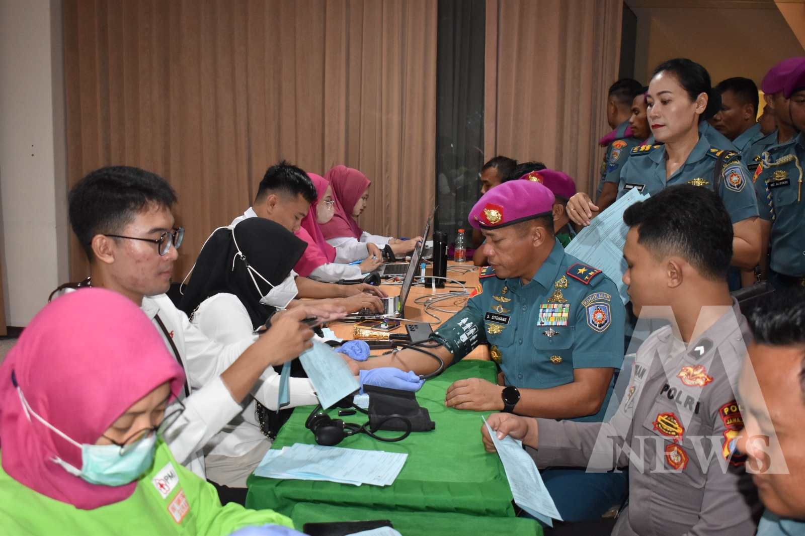 Dankodikmar Kodikalatal Brigjen TNI Marinir Samson Sitohang saa ikut donor darah