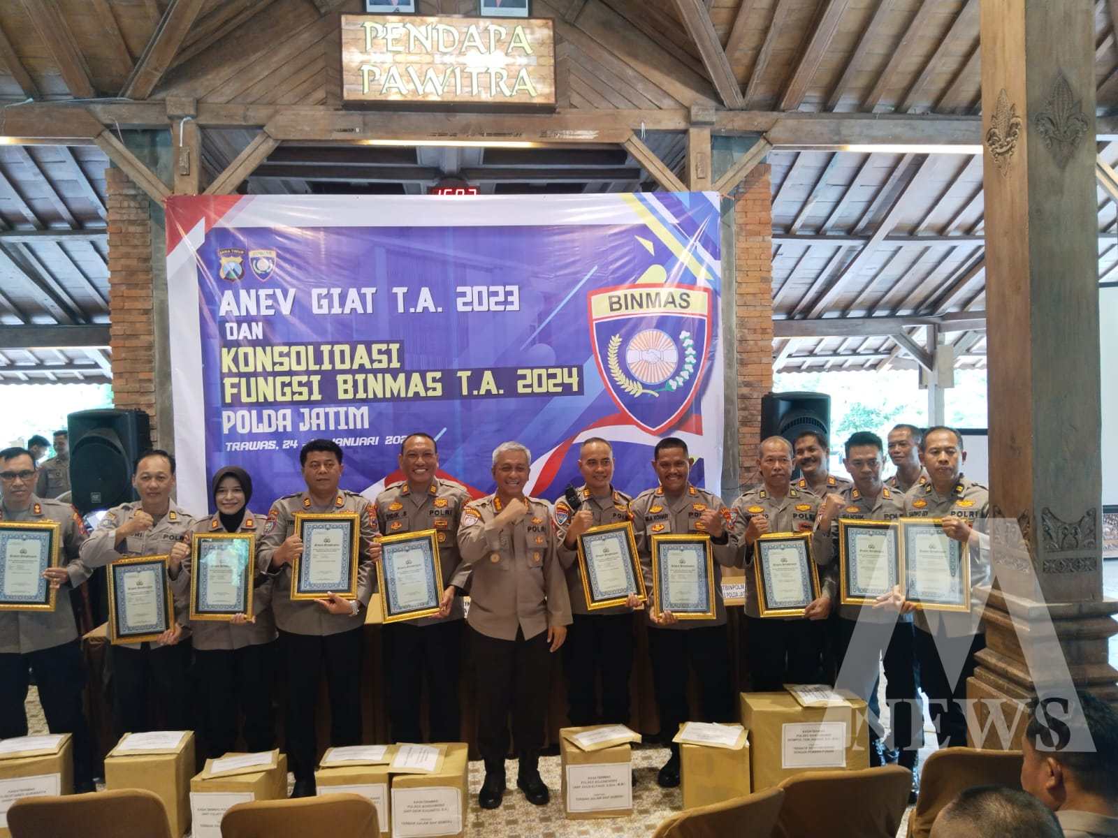 Dirbinmas Polda Jatim Kombespol Asep Irpan Rosadi bersama Kasat Binmas dan Bhabinkamtibmas Polres Bojonegoro