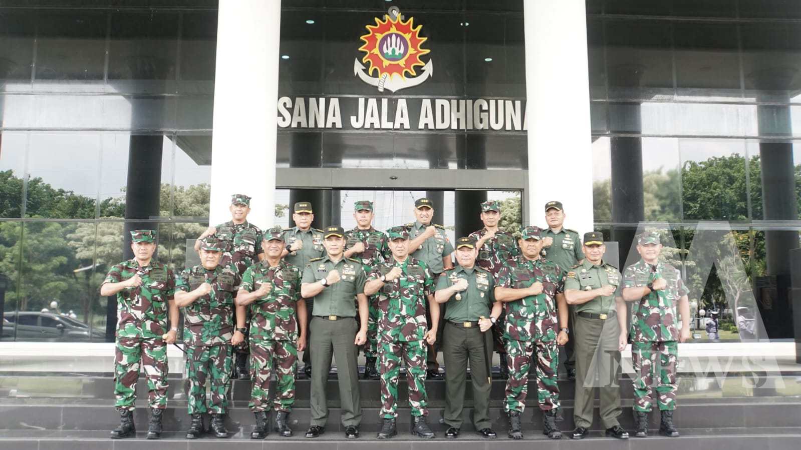 Dankodiklatal Letjen TNI Marinir Nur Alamsyah terima courtesy call Pangdam V Brawijaya Mayjen TNI Rafael Granada Baay dan Kaotmil III Surabaya Laksma TNI Dr. Imam Subekti