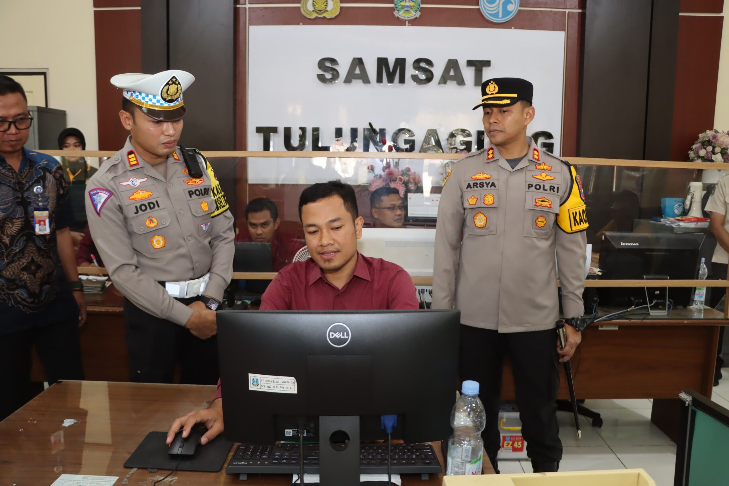 Kapolres Tulungagung AKBP Teuku Arsya Khadafi sambangi Samsat cek pelayanan