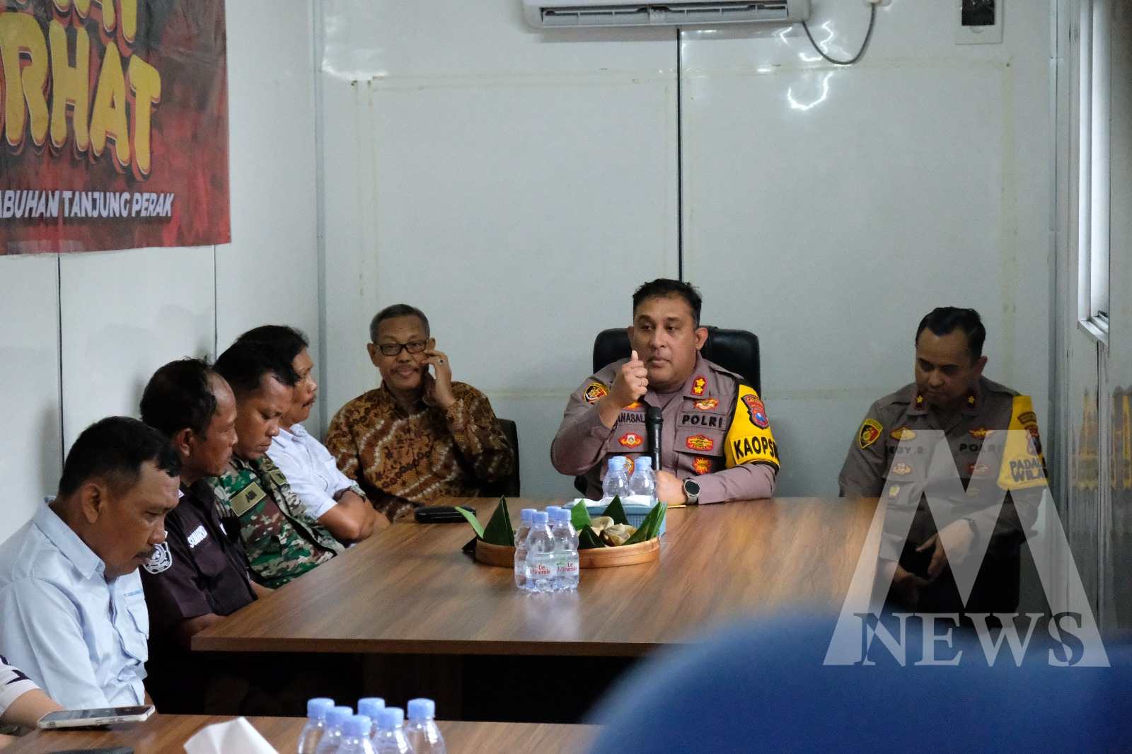 Kapolres Tanjung Perak AKBP William Cornelis Tanasale saat Jum'at Curhat