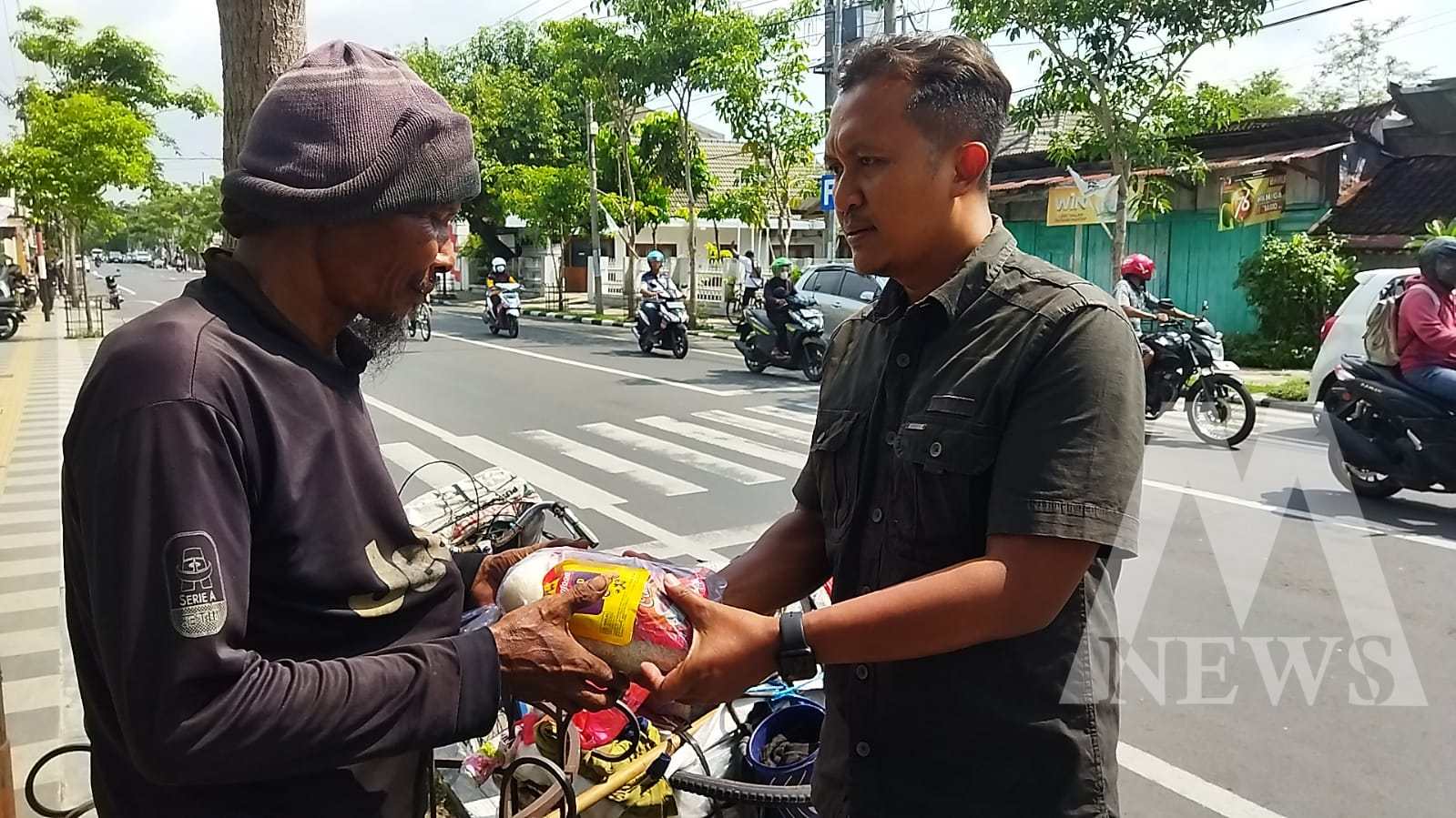 Satreskrim Polres Bojonegoro saat berbagi sembako