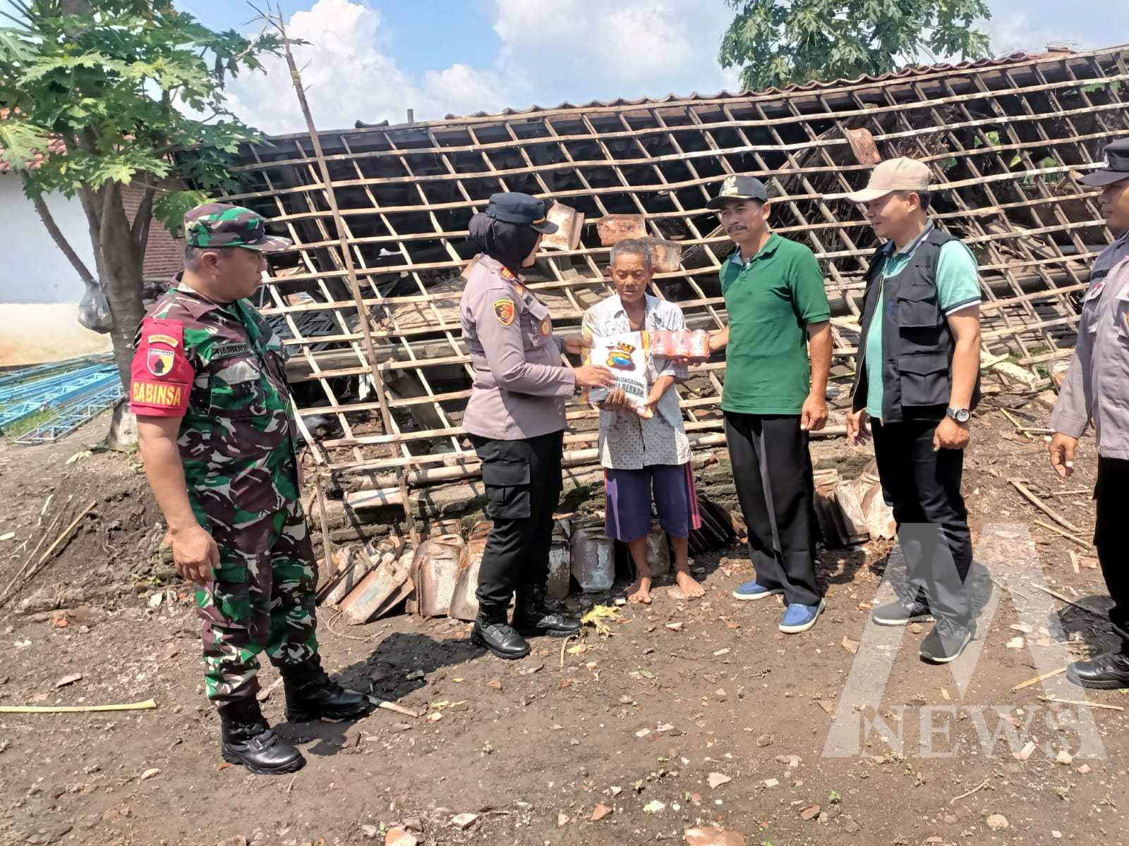 Polres Tulungagung beri Bansos ke  warga terdampak puting beliung
