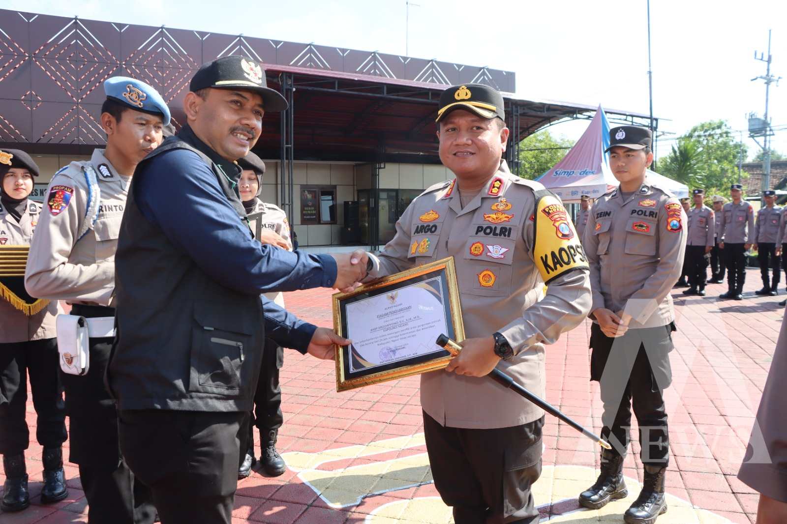 Bupati Ngawi H. Ony Anwar Harsono beri penghargaan Kapolres Ngawi AKBP Argowiyono