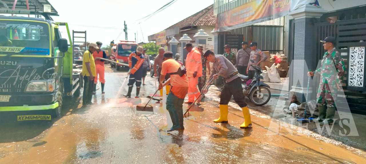 TNI Polri dan warga bersihkan lumpur luapan sungai Joho Tulungagung
