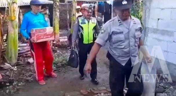 Bhabinkamtibmas Polsek Nganjuk Kota beri Bansos ke warga ODGJ