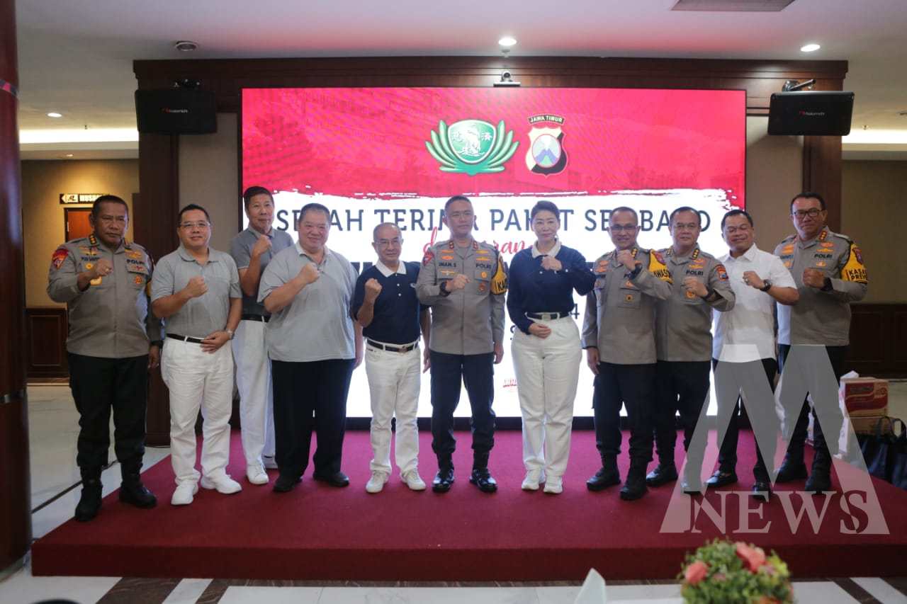 Kapolda Jatim Irjen Pol Drs. Imam Sugianto bersama perwakilan Yayasan Budha Tzu Chi Indonesia