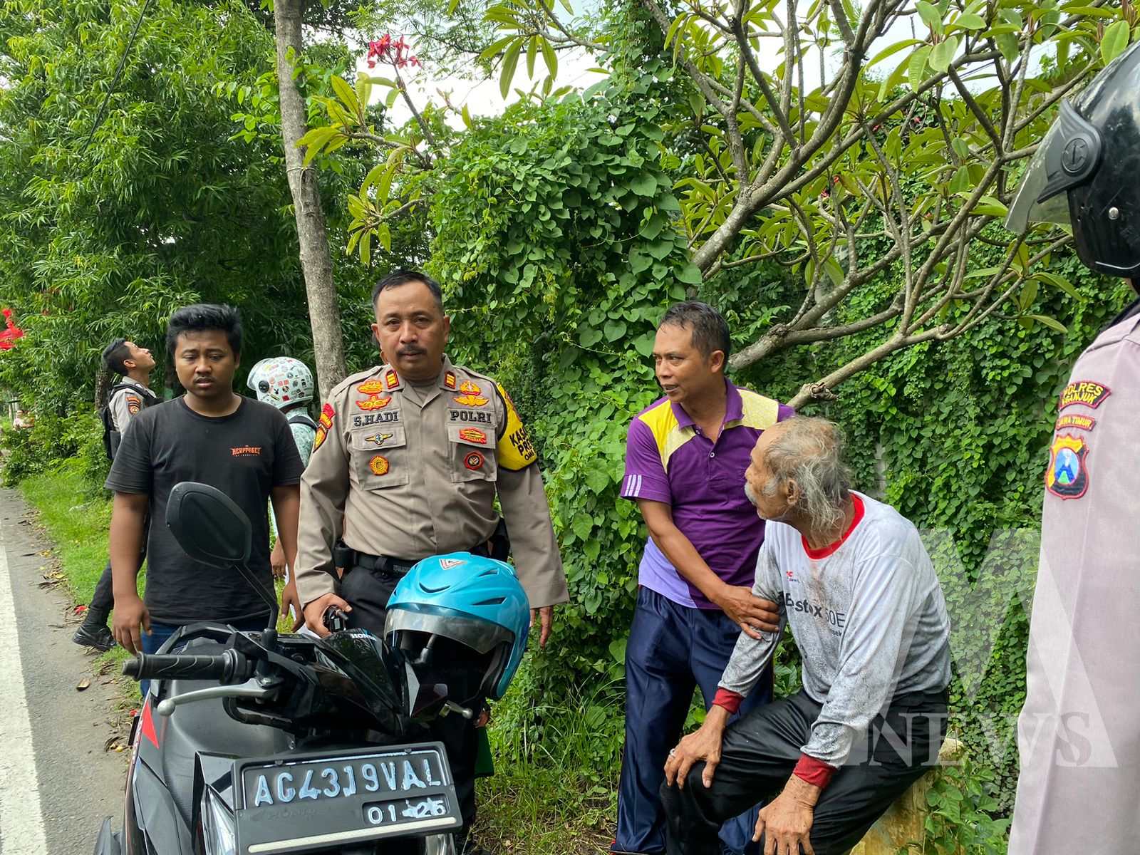 Patroli Satsamapta selamatkan pemotor kejatuhan cabang pohon