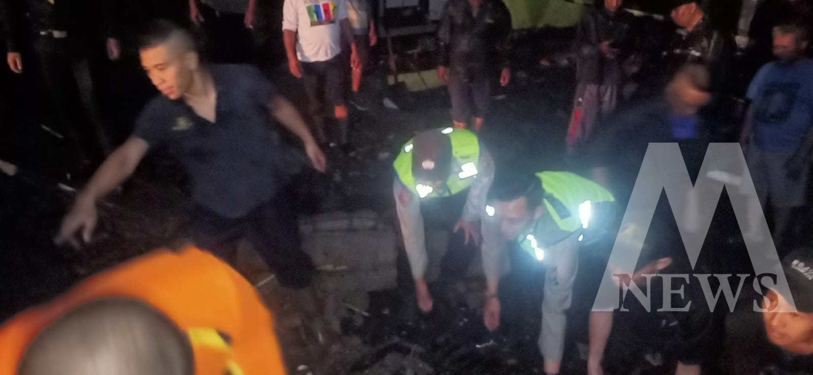 Polres Batu dan BPBD bersihkan material akibat banjir