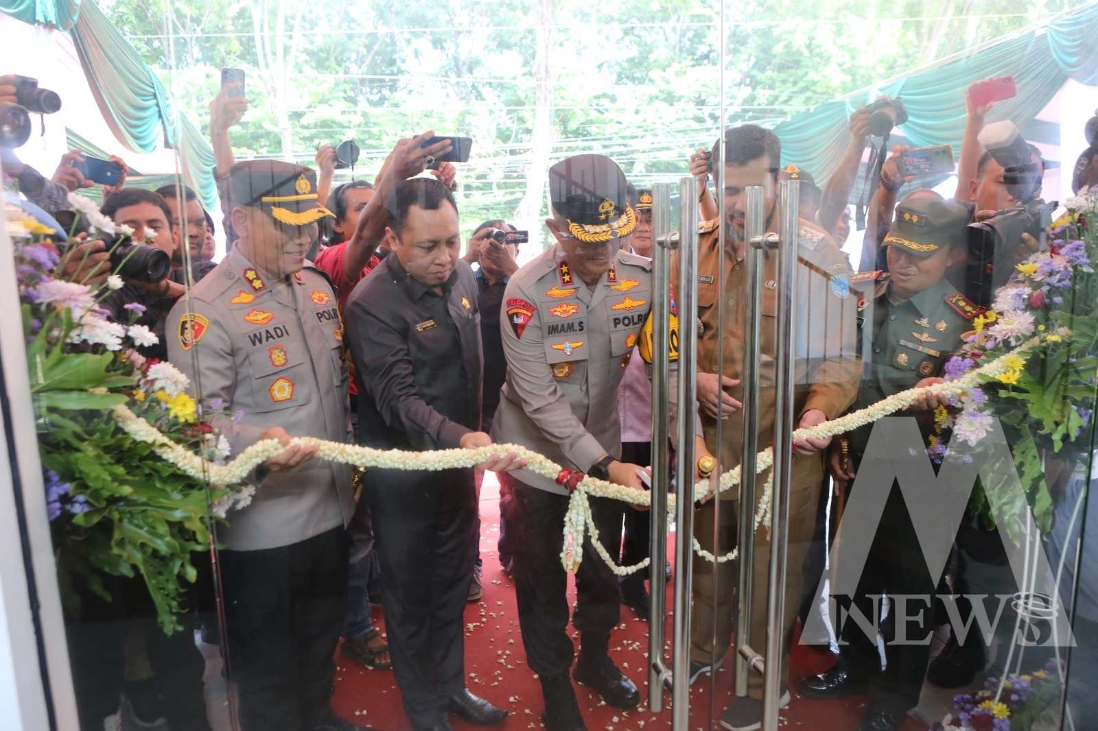 Kapolda Jatim Irjen Pol Drs. Imam Sugianto saat peresmian Polsubsektor Kedopok dan Gedung Meteor Polres Probolinggo Kota