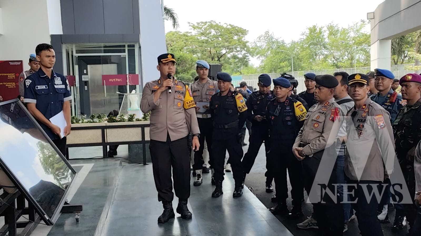 Polrestabes Surabaya lakukan pengamanan Sepakbola Persebaya vs PSIS Semarang