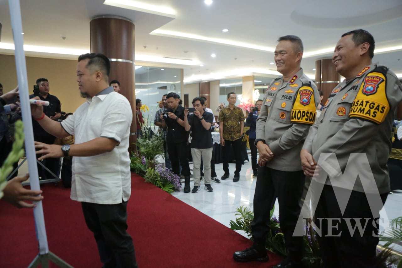 Kapolda Jatim Irjen Pol Drs. Imam Sugianto didampingi Kabid Humas Polda Jatim Kombespol Dirmanto