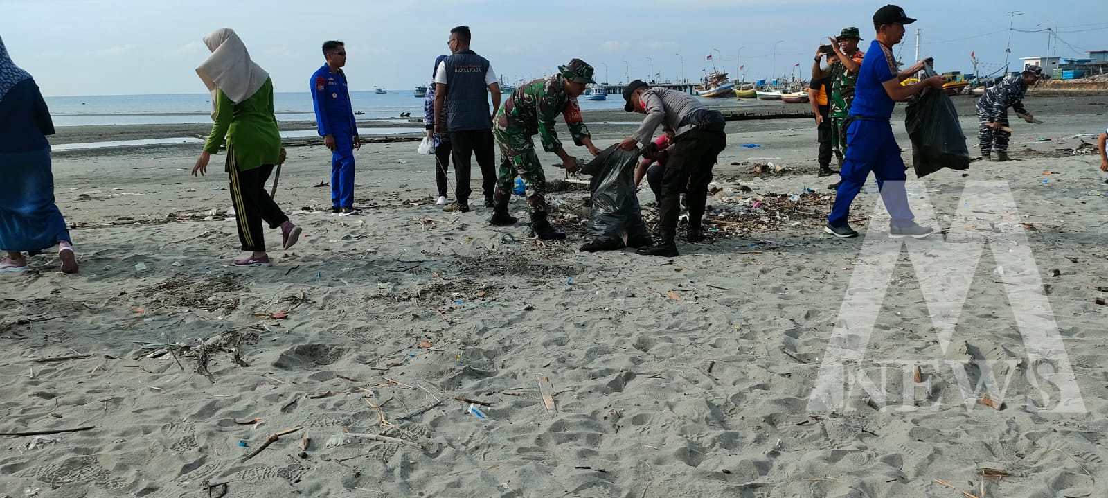 TNI Polri gelar sapu bersih sampah laut di Pamekasan