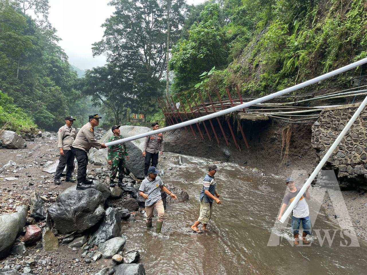 Polisi bersama Forkopimka dan warga perbaiki pipa air