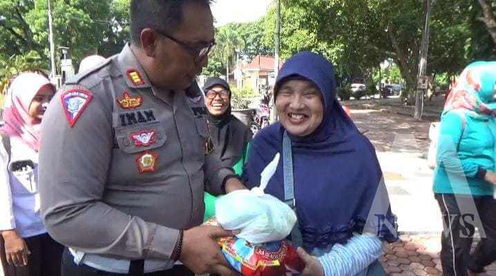 Kasatlantas Polres Bondowoso AKP Zainul Imam Syafi'i bersama tunanetra