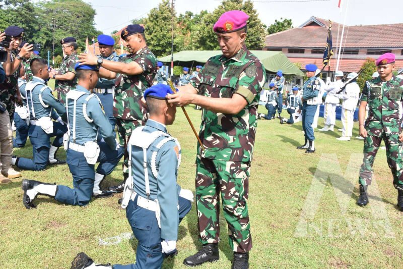 Dankodiklatal Letjen TNI Marinir Nur Alamsyah anugerahkan baret Korps Polisi Militer