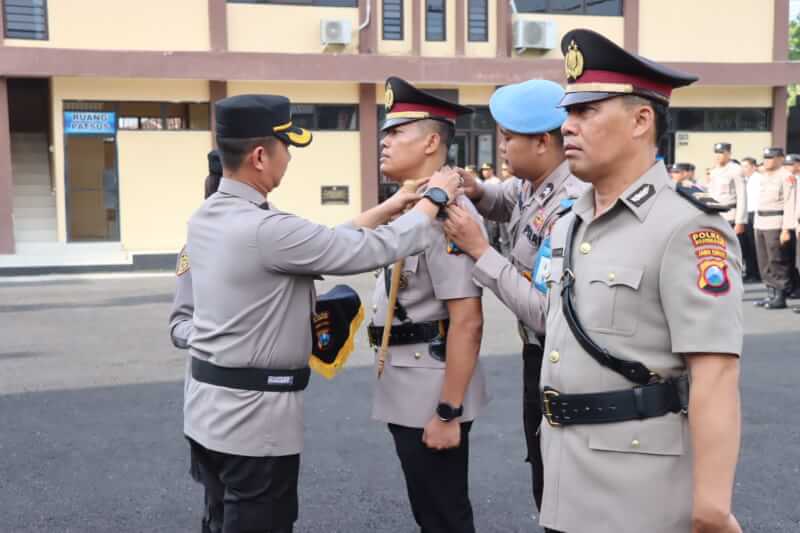 Kapolres Bojonegoro AKBP Mario Prahatinto pimpin sertijab Kasat Intelkam dan kenaikan pangkat pengabdian