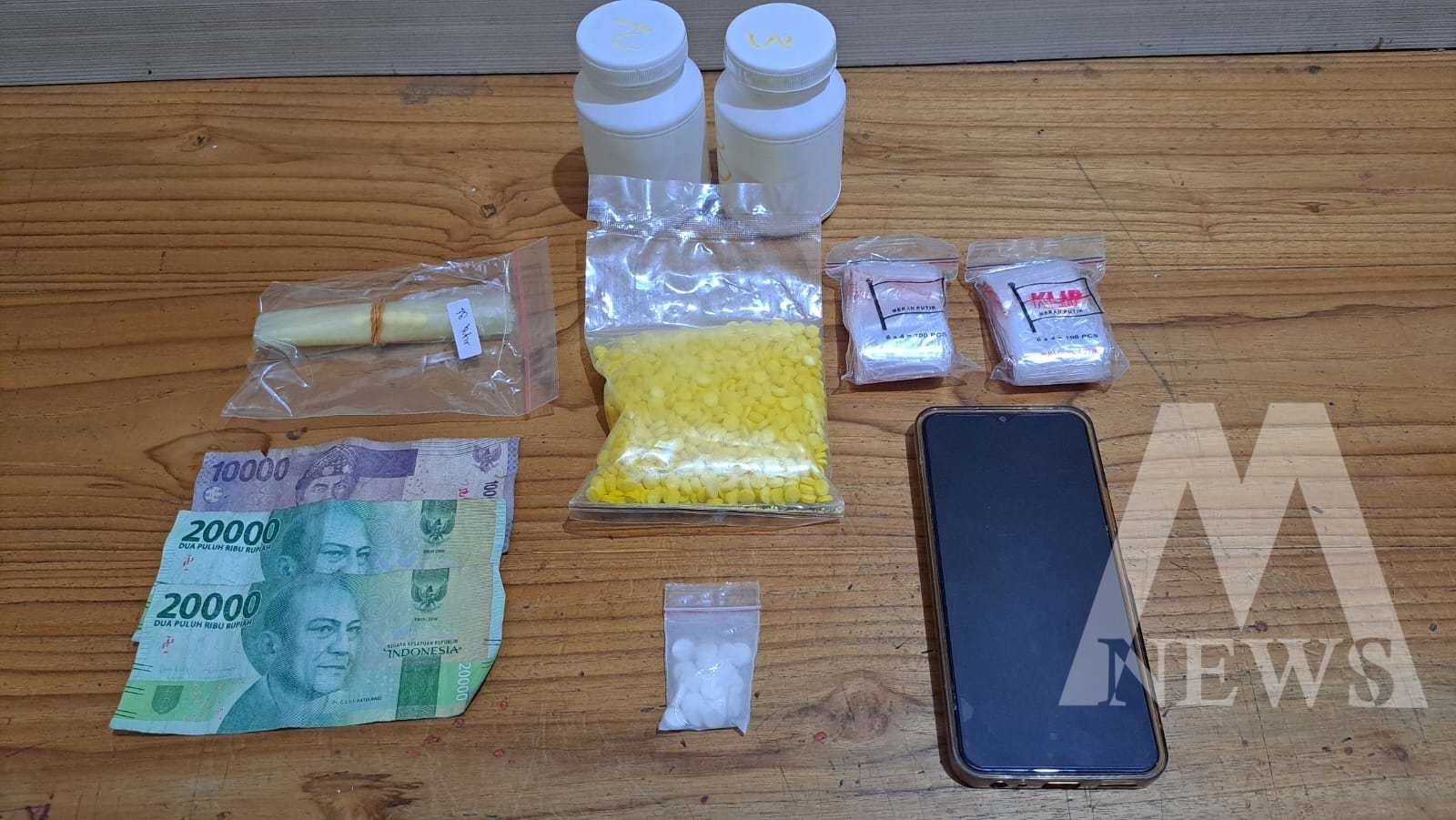 Tersangka diamankan Polisi beserta barang buktinya