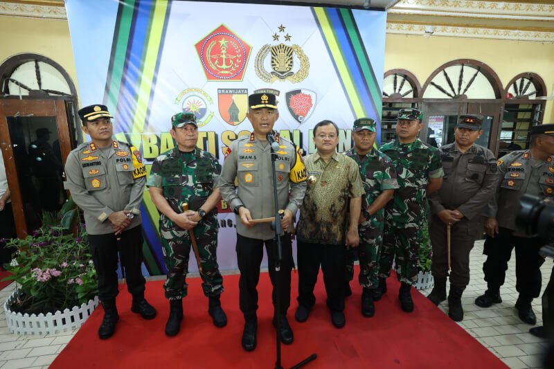 Kapolda Jatim Irjen Pol Drs. Imam Sugianto bersama Pangdam V Brawijaya Mayjen TNI Rafael Granada Baay gelar Baksos dan Bakkes