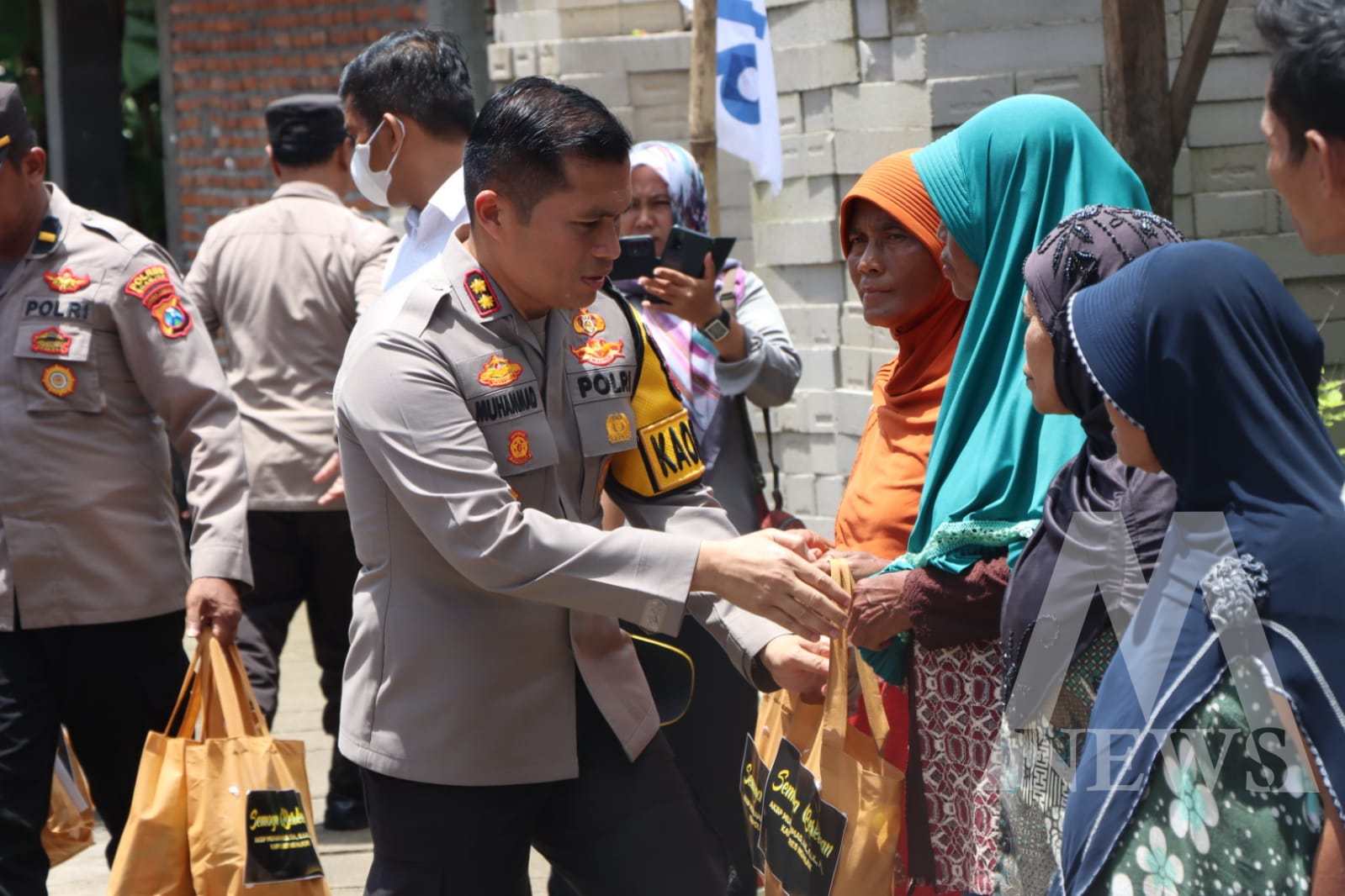 Kapolres Nganjuk AKBP Muhammad beri bantuan korban puting beliung