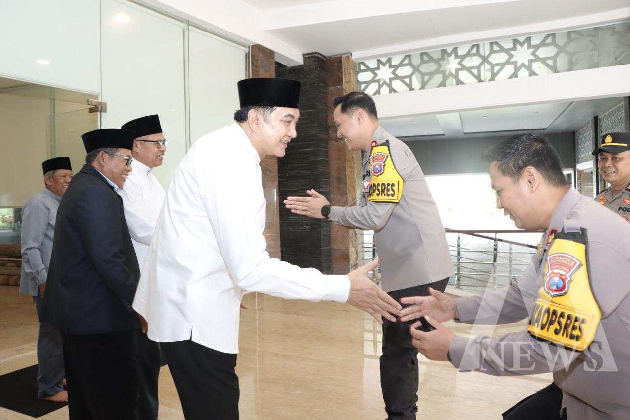 Kapolres Lamongan AKBP Bobby A. Condroputra bersama Wakapolres Kompol Akay Fahli sambang ulama