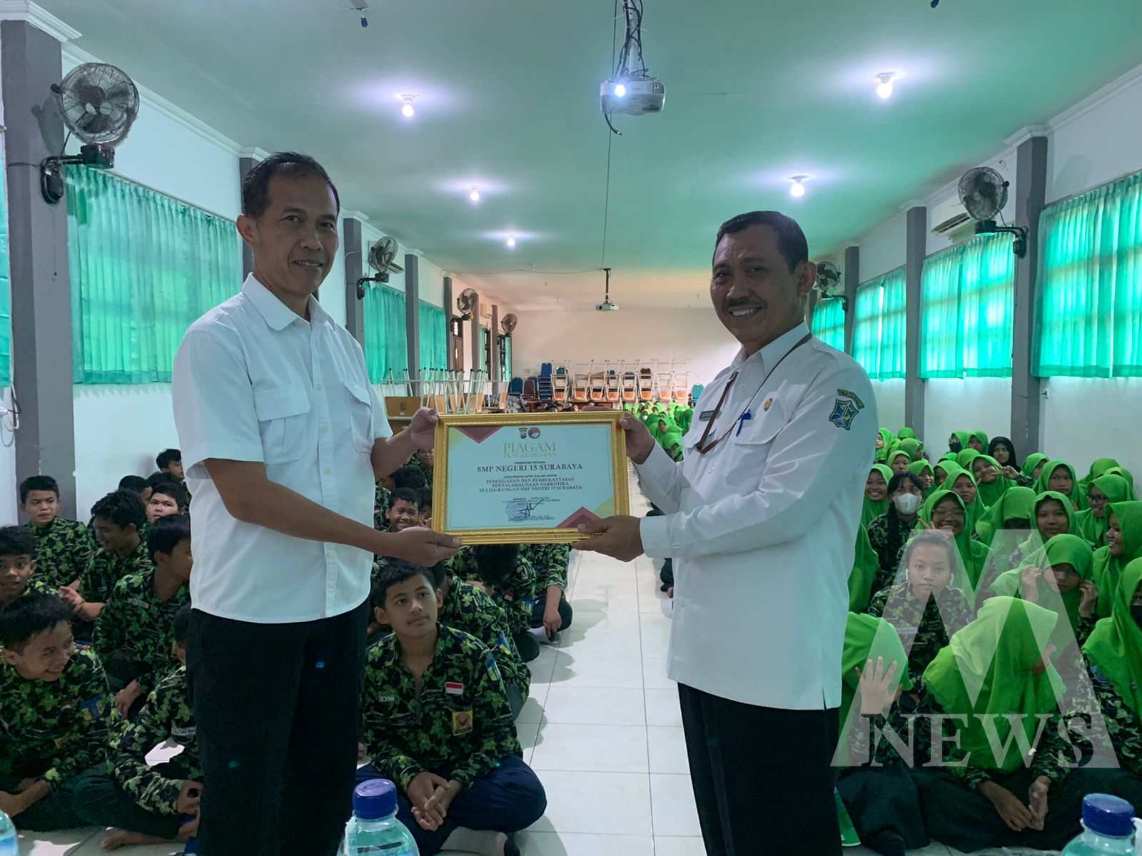 Satresnarkoba Polres Tanjung Perak beri penghargaan SMP 15 Surabaya terkait Narkoba