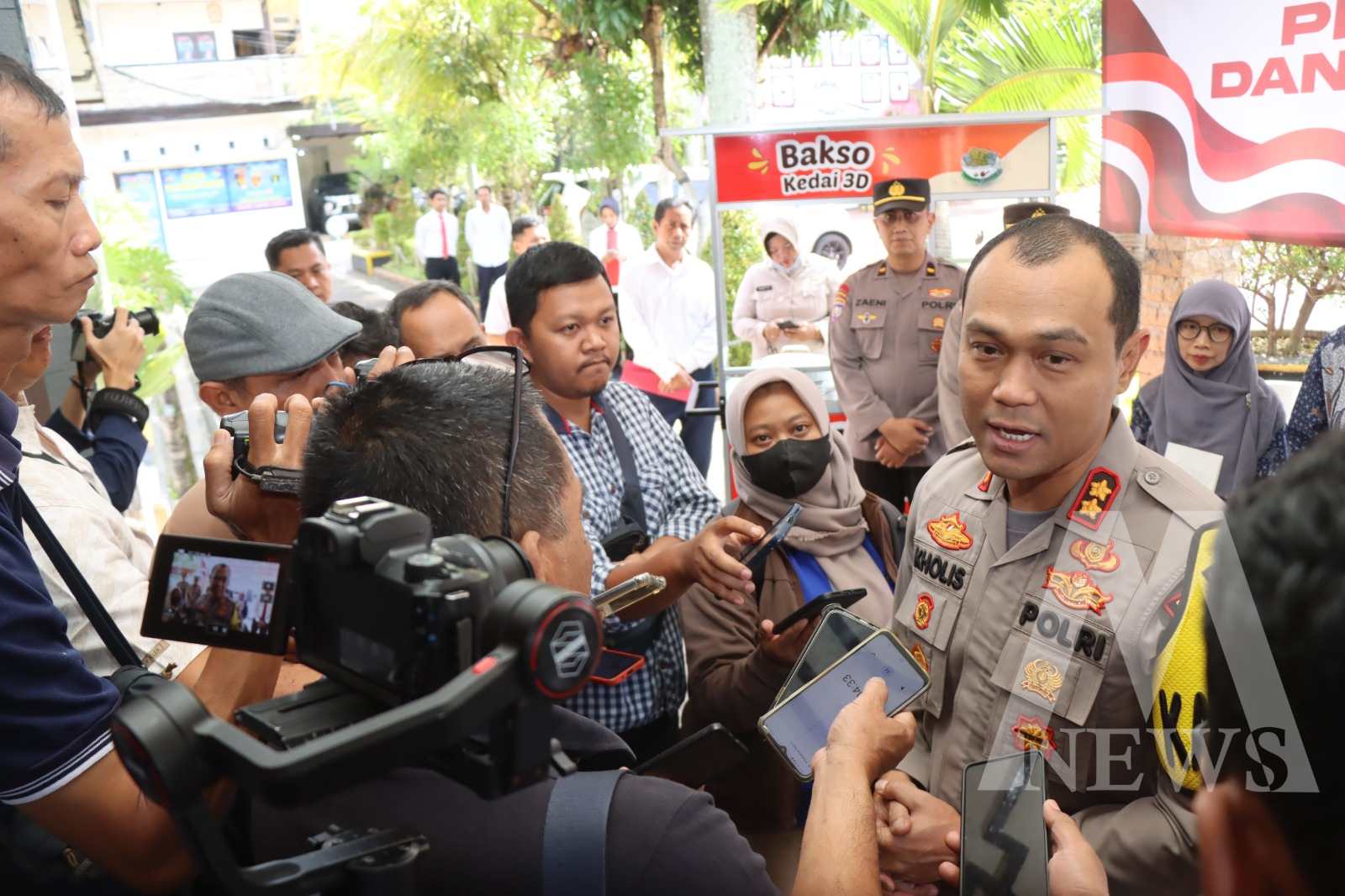 Kapolres Malang AKBP Putu Kholis Aryana serahkan bantuan ke keluarga korban Kanjuruhan
