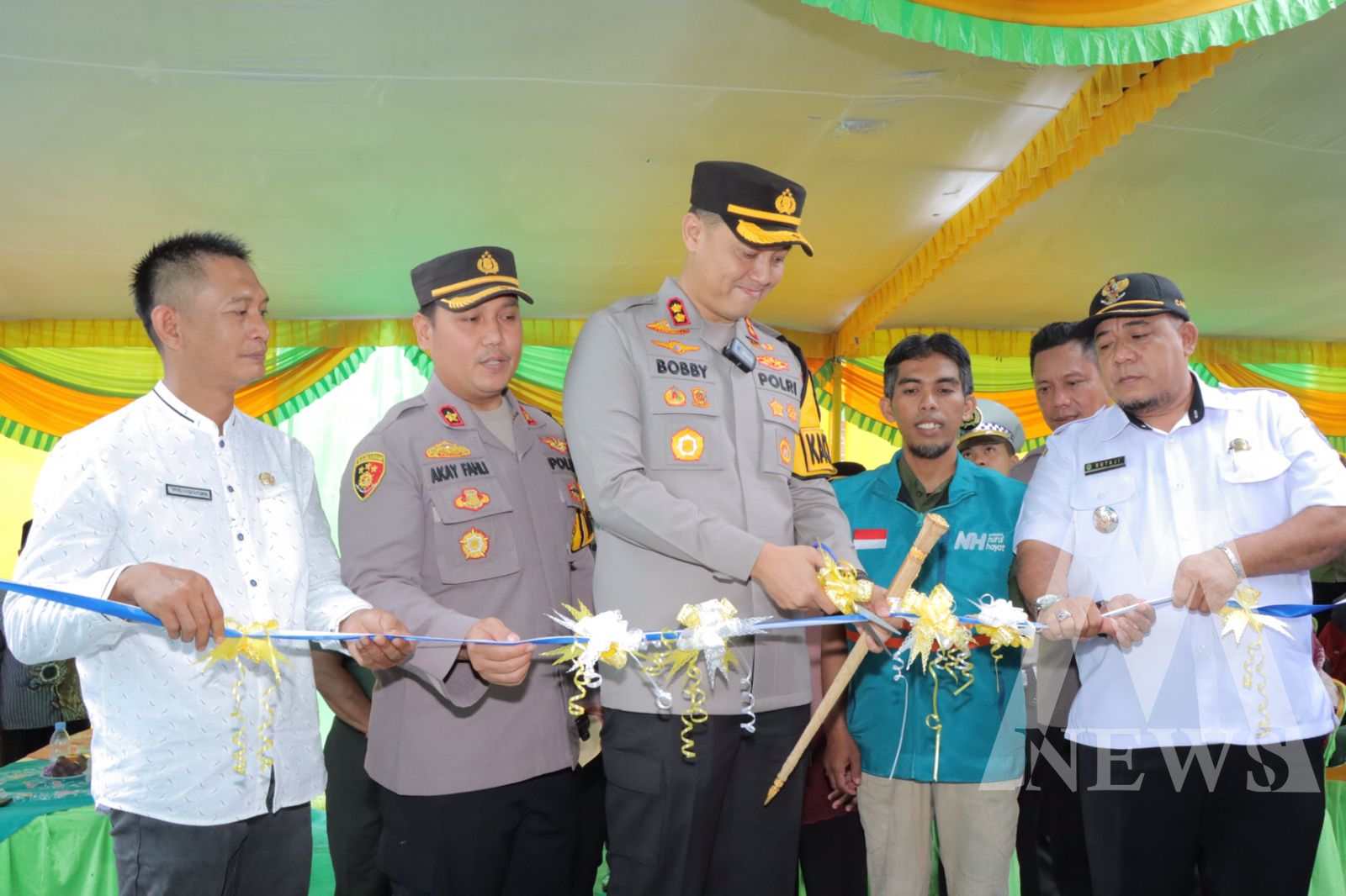 Kapolres Lamongan AKBP Bobby A. Condroputra didampingi Wakapolres Kompol Akay Fahli resmikan bedah rumah