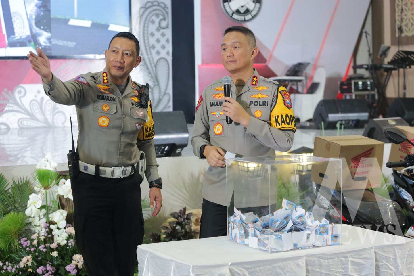 Kapolda Jatim Irjen Pol Drs. Imam Sugianto didampingi Dirlantas Polda Jatim Kombespol Komarudin