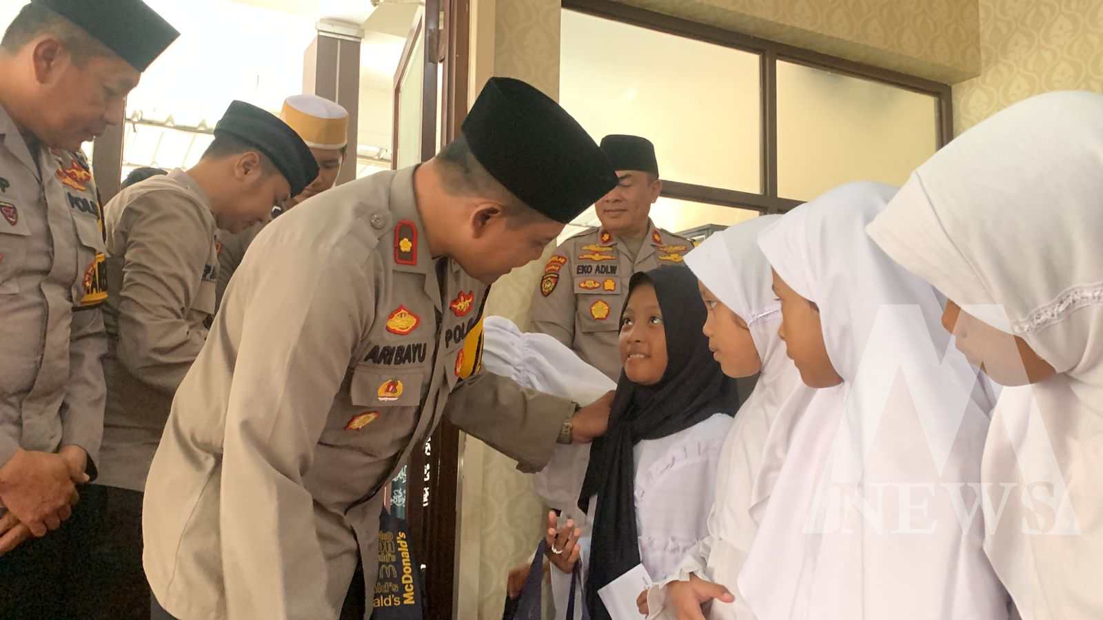 Wakapolres Tanjung Perak Kompol Ari Bayu Aji beri santunan anak yatim