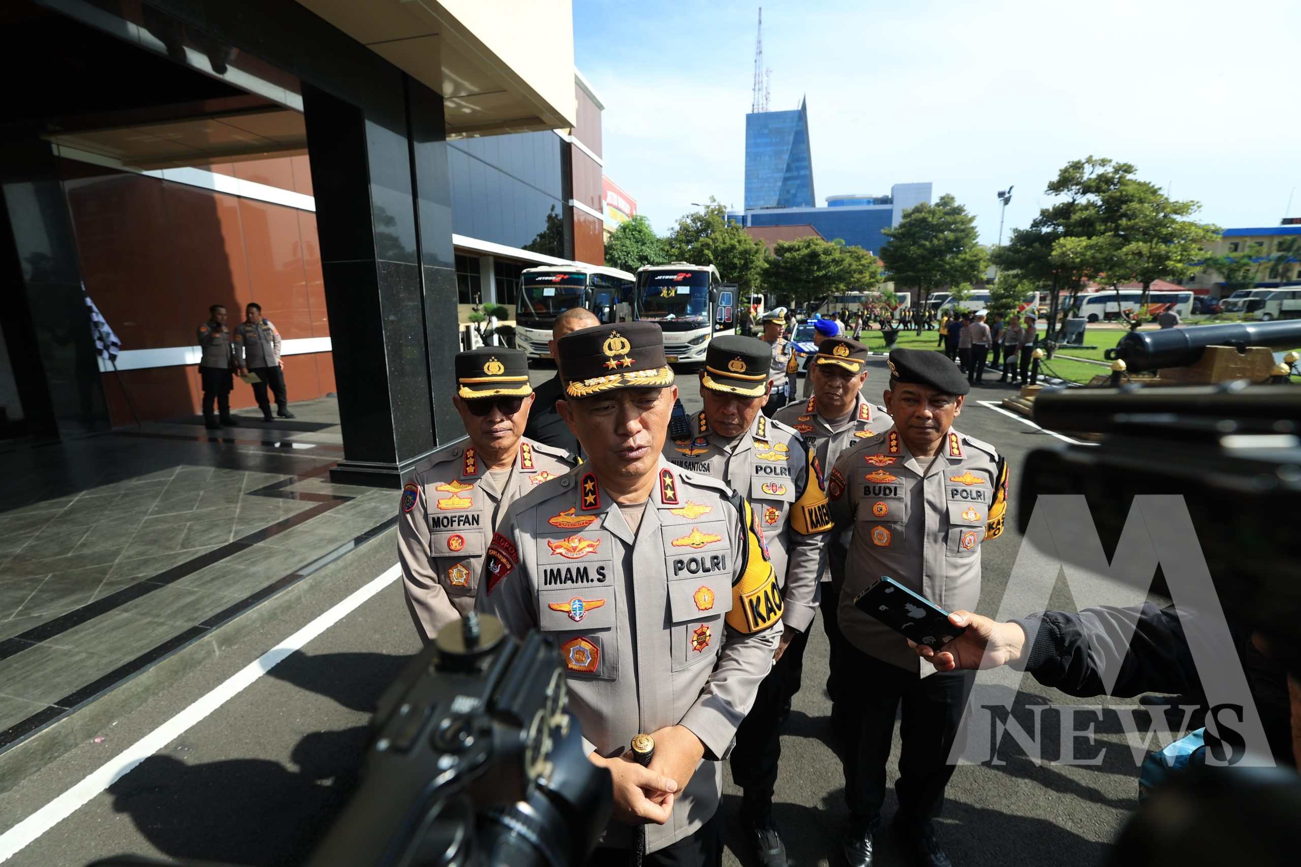 Kapolda Jatim Irjen Pol Drs. Imam Sugianto lepas 1.013 personel pengamanan Pemilu