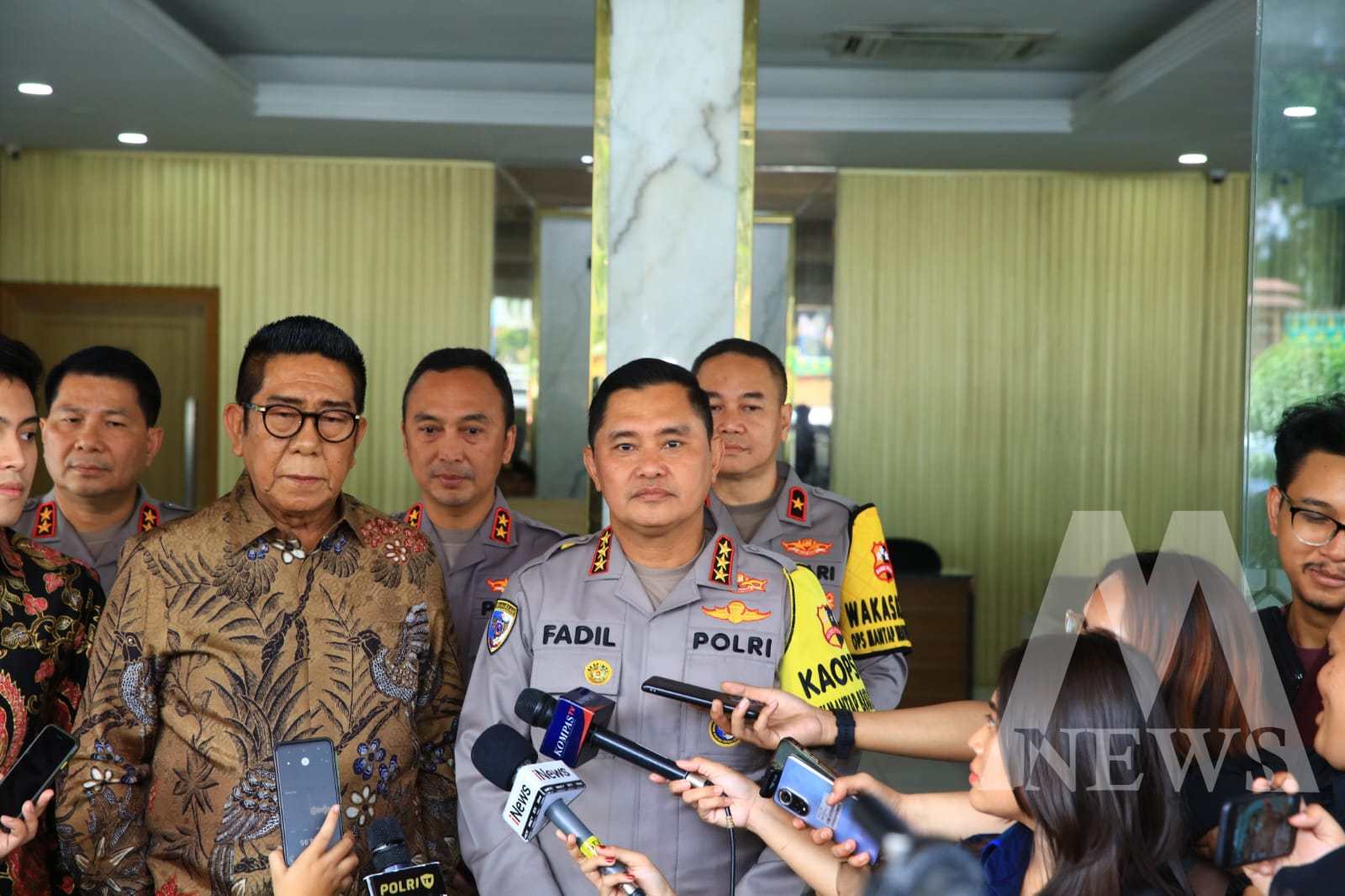 Advokat Henry Yosodiningrat bersama Kabaharkam Polri Komjen Pol Fadil Imran saat klarifikasi berita Hoax
