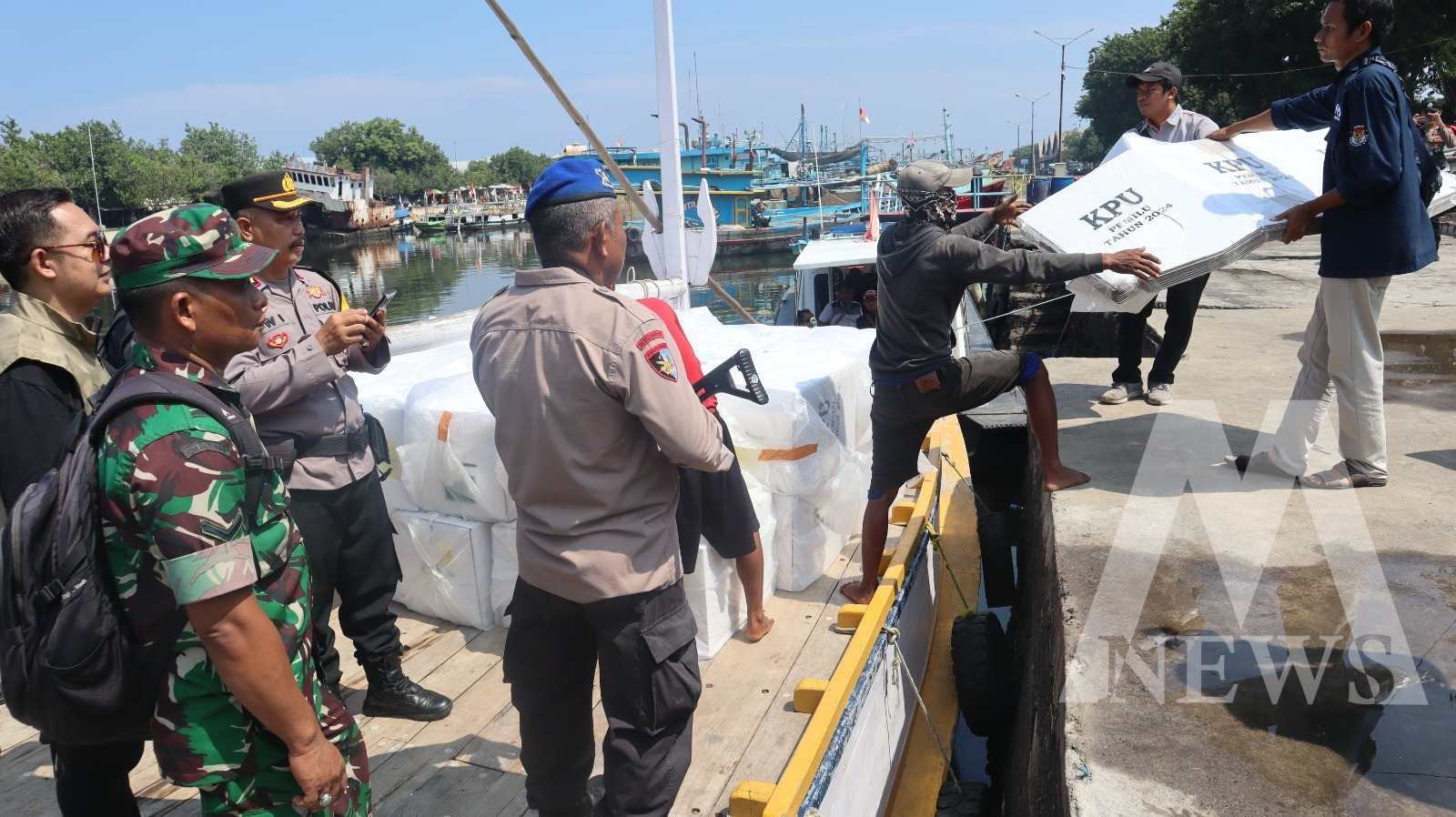 Personil Polres Probolinggo Kota dan Kodim 0820 kawal distribusi logistik Pemilu