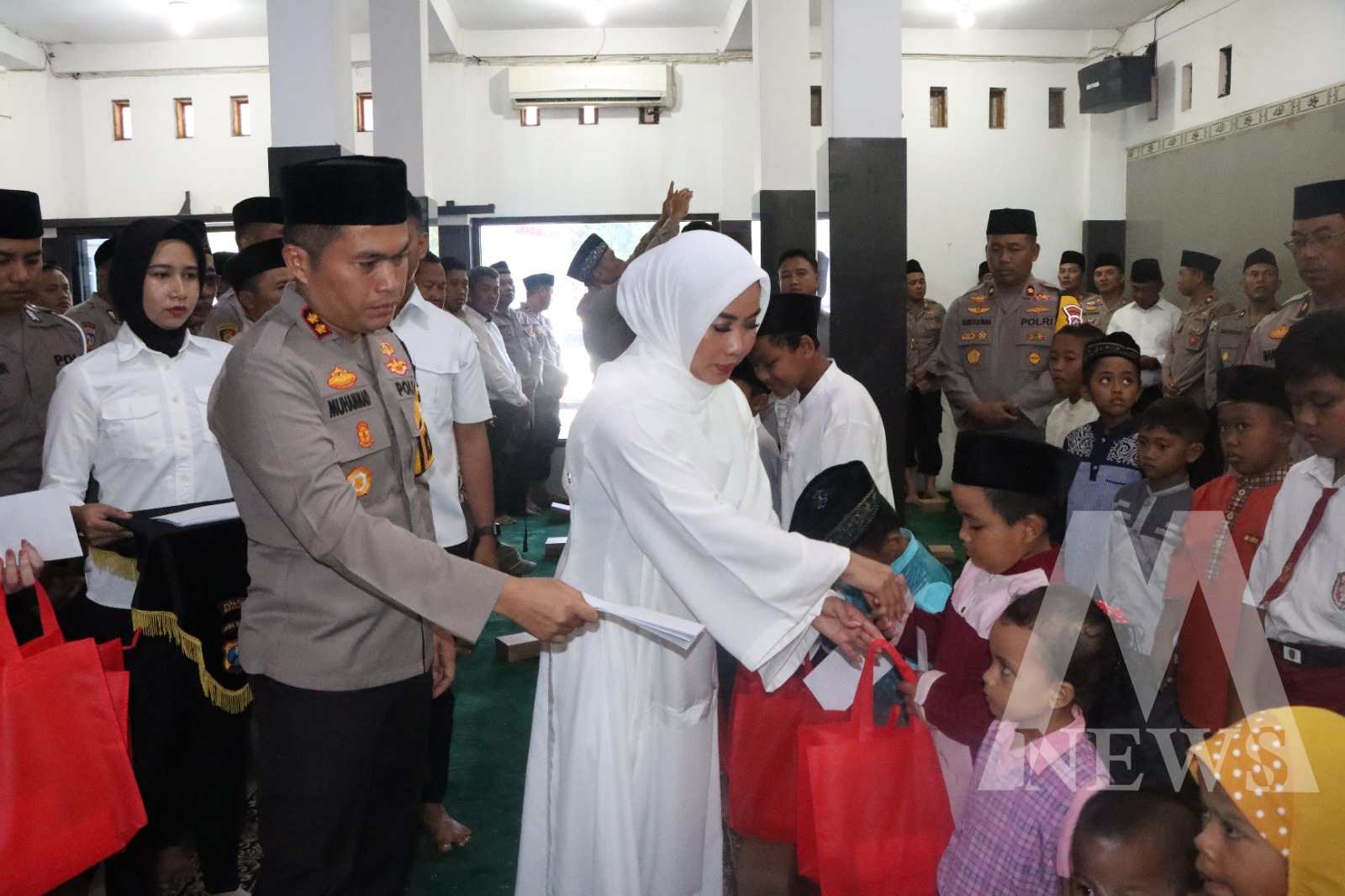 Kapolres Nganjuk AKBP Muhammad bersama ketua Bhayangkari cabang Nganjuk Anggun Muhammad Gelar Isra’ Mi’raj