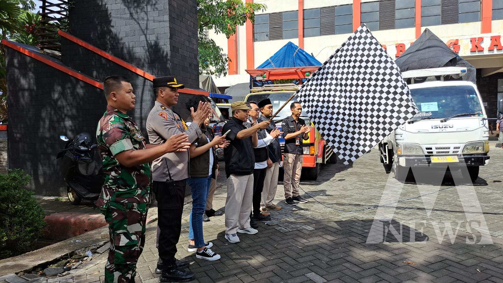 Personil Polres Nganjuk kawal pendistribusian logistik Pemilu 2024