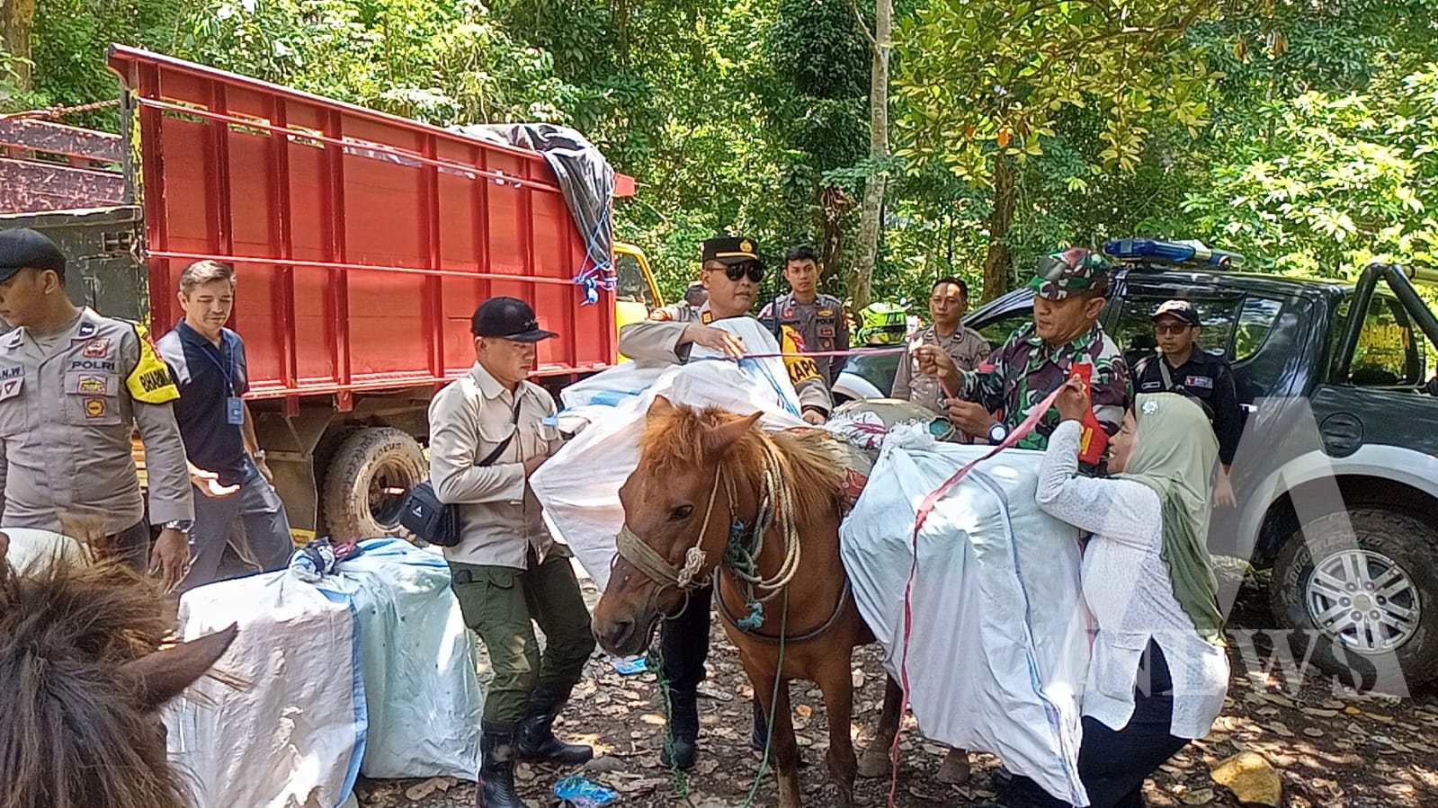 Polres Jember Kawal Distribusi Logistik Pemilu Pakai Kuda