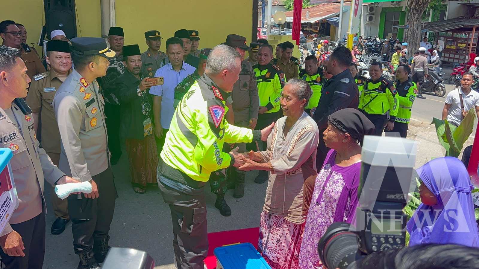 Kapolda Jatim Irjen Pol Drs. Imam Sugianto Baksos di Sampang