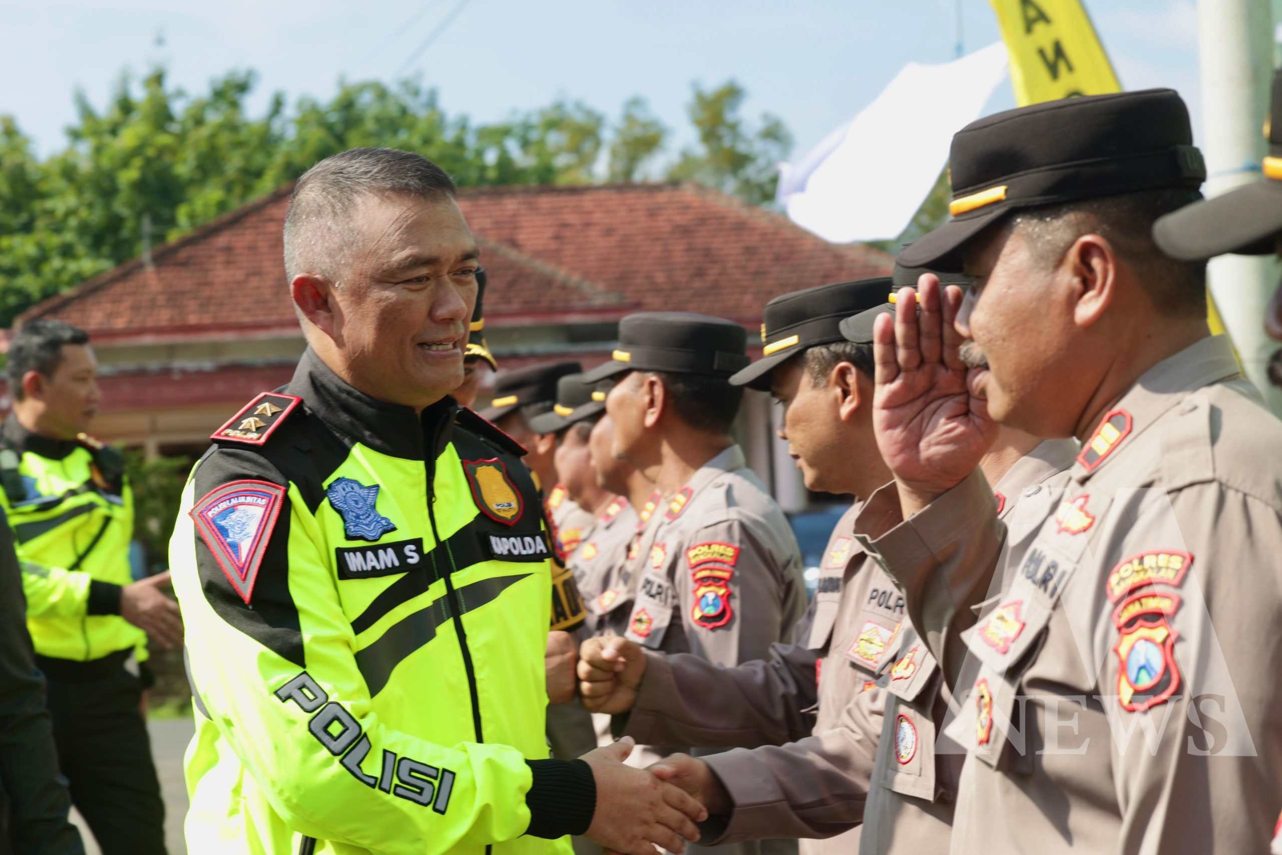 Kapolda Jatim Irjen Pol Drs. Imam Sugianto Patroli Bermotor di Madura