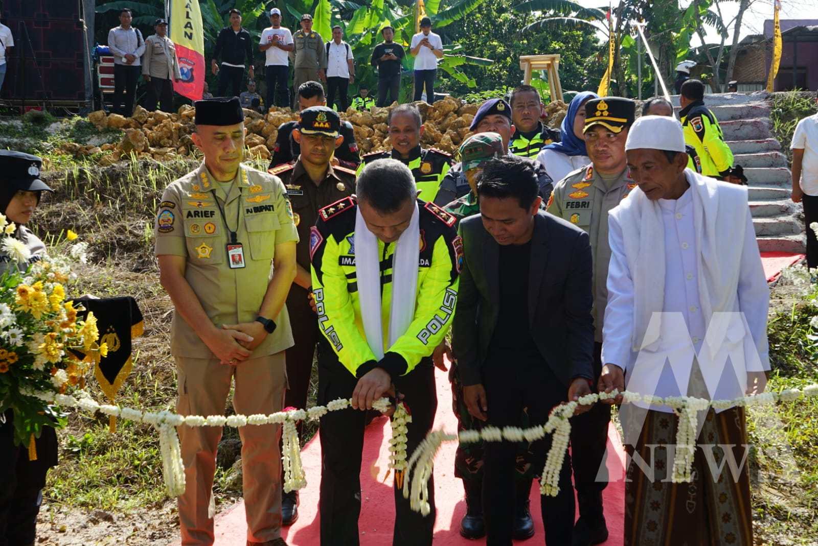 Kapolda Jatim Irjen Pol Drs. Imam Sugianto resmikan sumur bor Presisi dan Bansos di Bangkalan