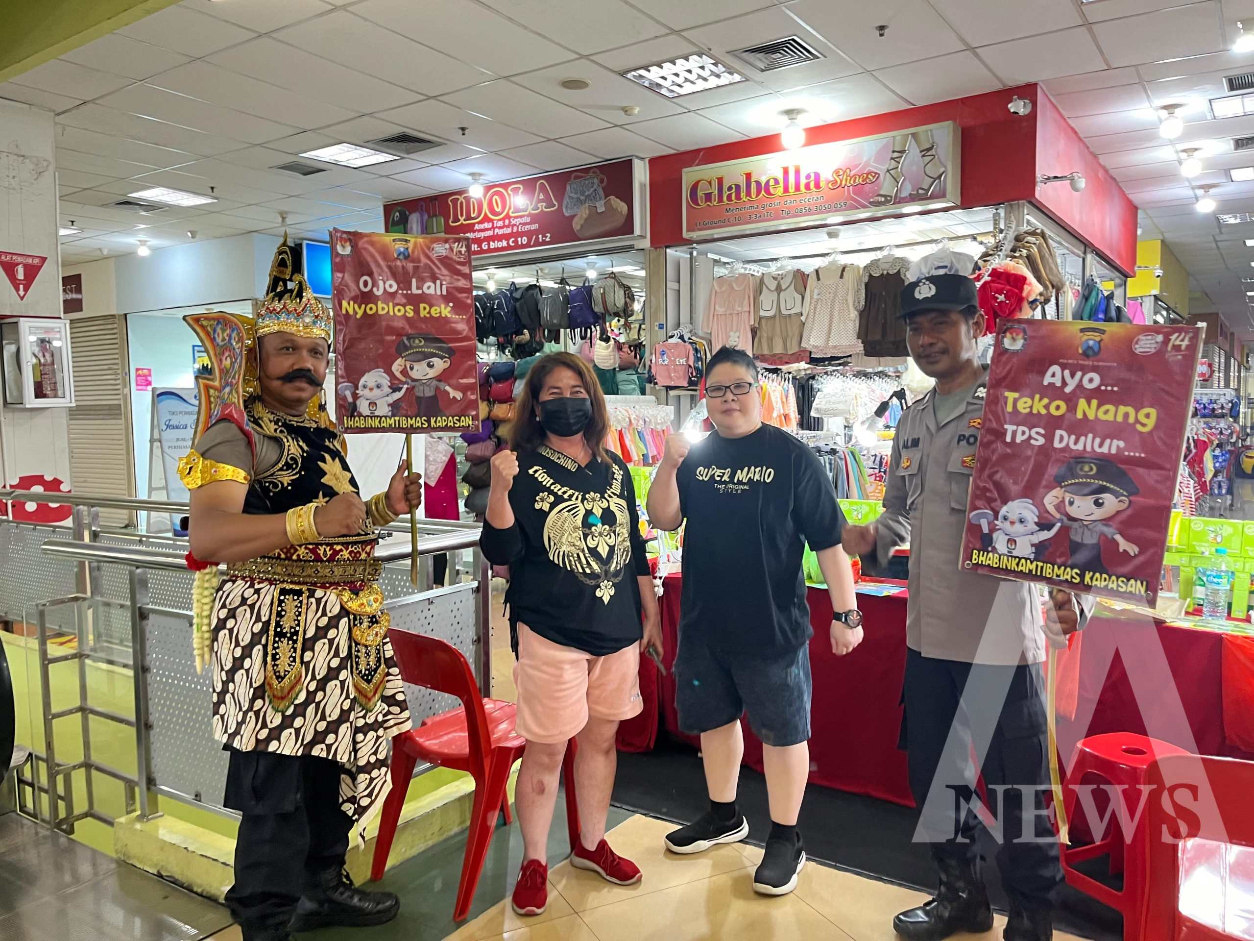 Anggota Polsek Simokerto gunakan kostum tokoh pewayangan Gatotkaca