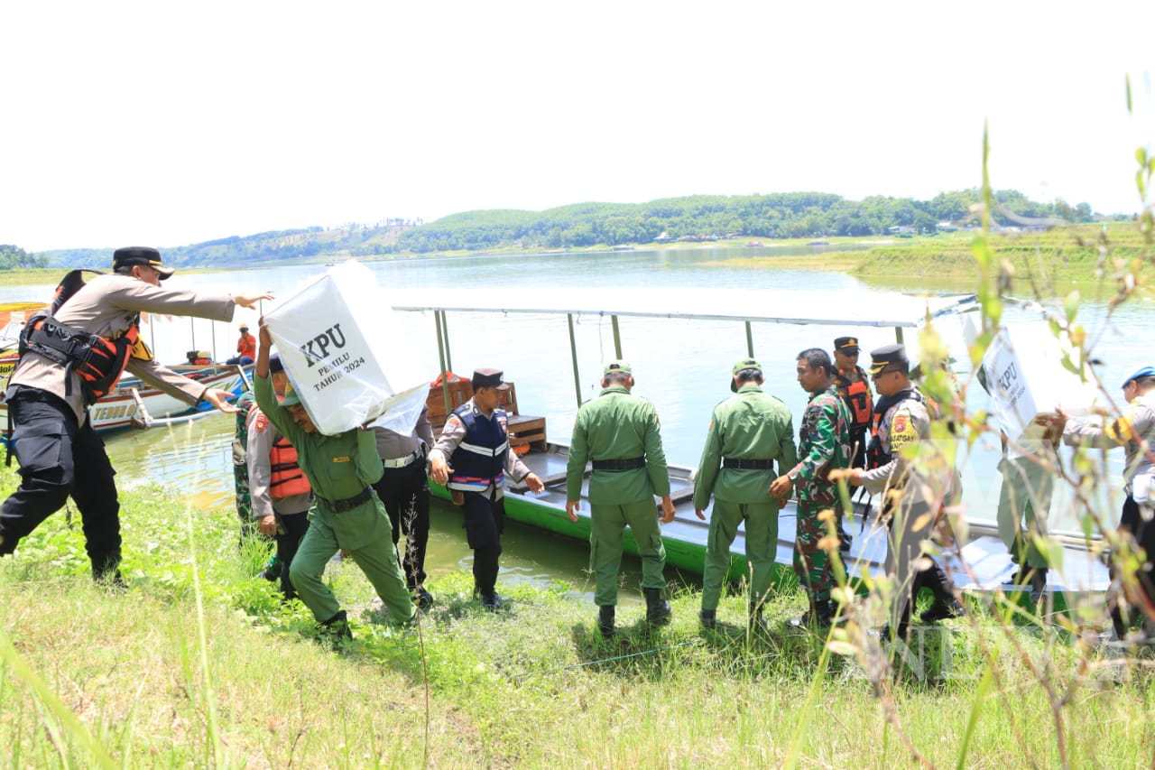 Polres Ngawi bersama TNI kawal distribusi logistik pemilu