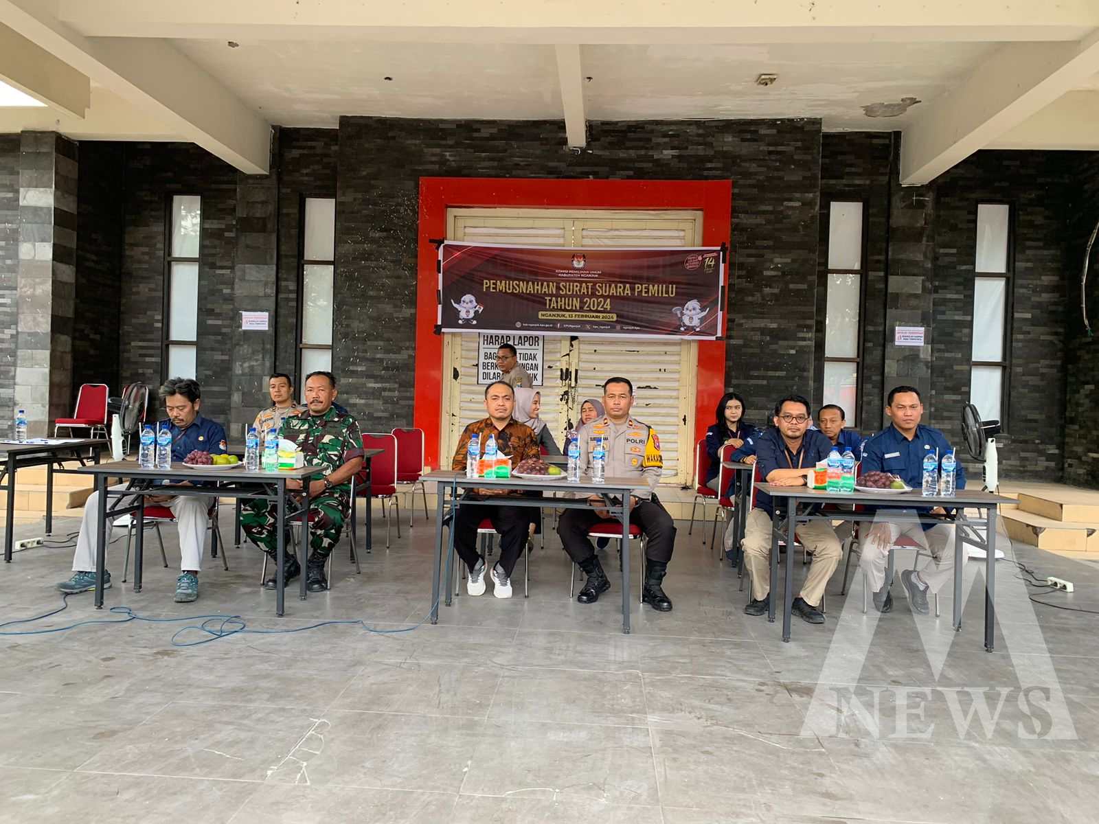 Wakapolres Nganjuk Kompol Subiyantana hadir di pemusnahan surat suara rusak di kantor logistik KPU