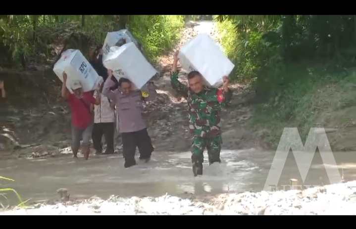 Personel Polsek Tambakrejo distribusikan logistik pemilu