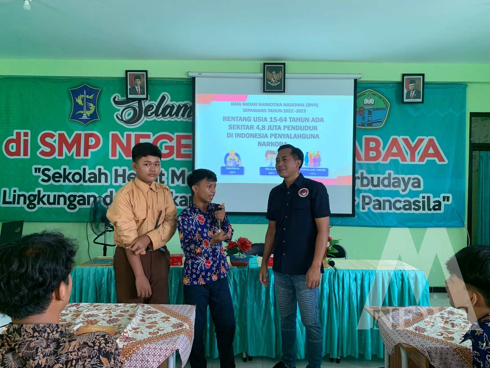 Anggota Satresnarkoba Polres Pelabuhan Tanjung Perak Surabaya saat sosialisasi bahaya Narkoba