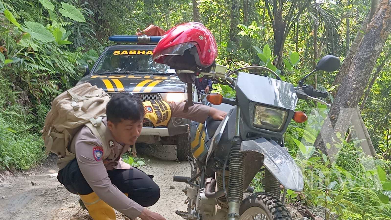 Anggota Polsek Pesanggaran kawal logistik pemilu ke daerah pelosok desa