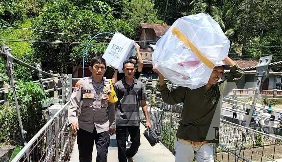 Anggota TNI Polri tempuh medan terjal distribusi logistik Pemilu 2024